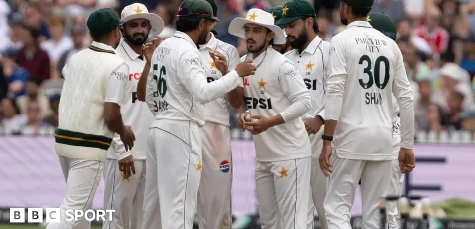 Jugadores de Pakistán celebrando una wicket en el cricket