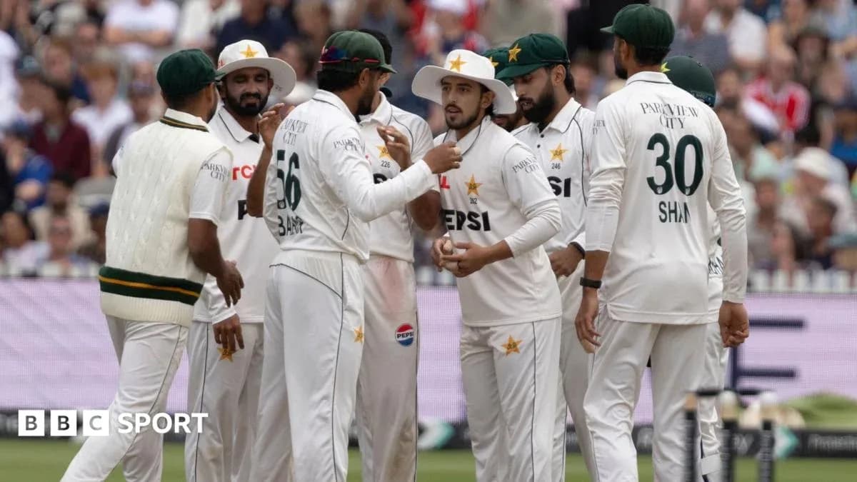 Jugadores de Pakistán celebrando una wicket en el cricket