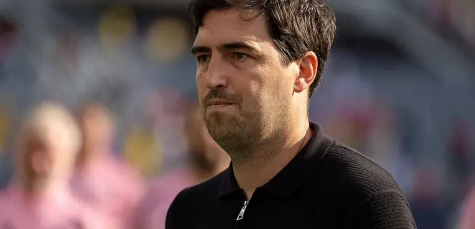 Entrenador observando desde la línea de banda