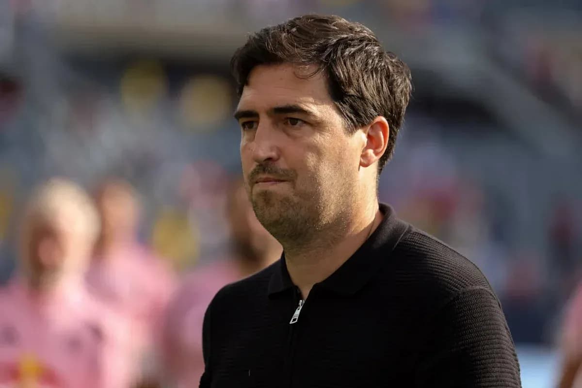 Entrenador observando desde la línea de banda