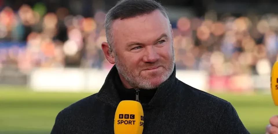 Analista deportivo con micrófono de BBC Sport