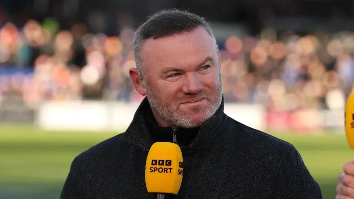 Analista deportivo con micrófono de BBC Sport