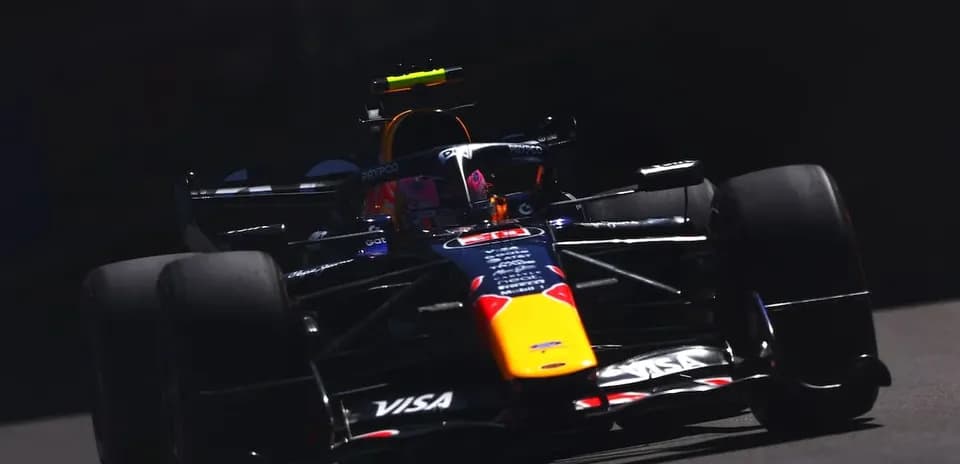 Coche de Fórmula 1 en pista durante carrera