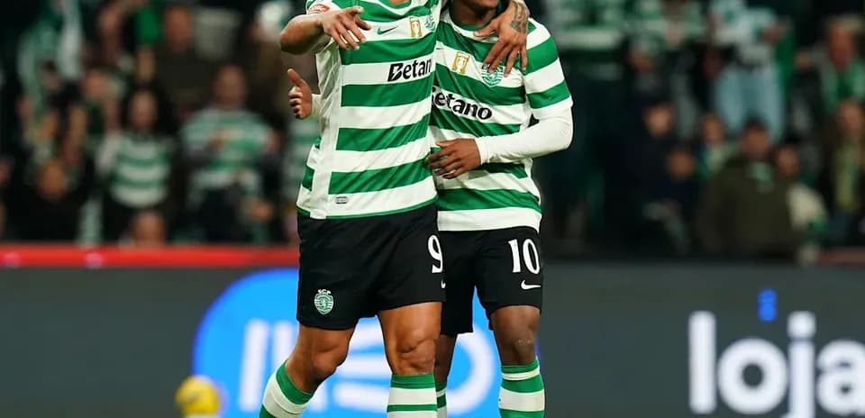 Jugadores de Sporting celebrando un gol en el campo