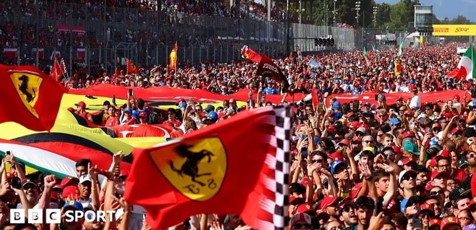 Multitud de aficionados con banderas de Ferrari en carrera