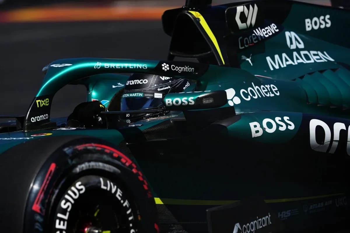 Coche de Fórmula 1 de Aston Martin en pista