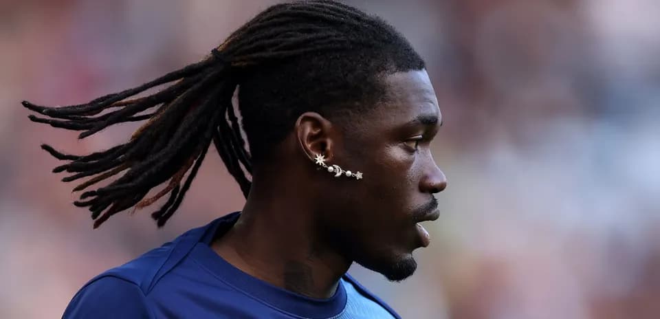 Jugador con trenzas y arete en el oído