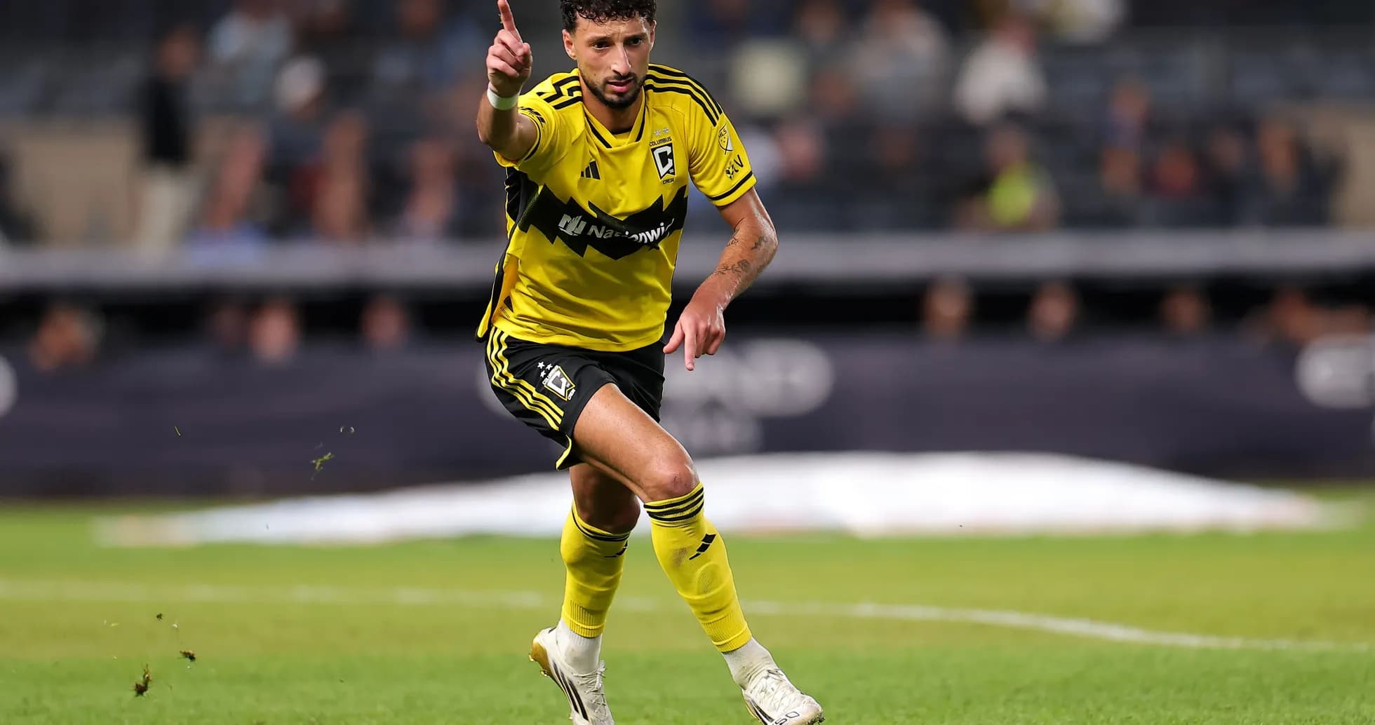 Jugador señalando durante un partido de fútbol