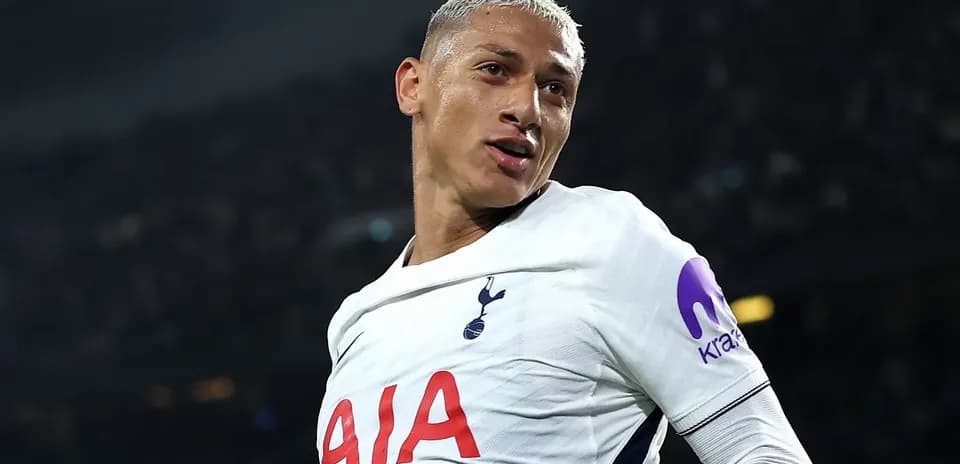 Jugador de Tottenham celebrando un gol en el estadio