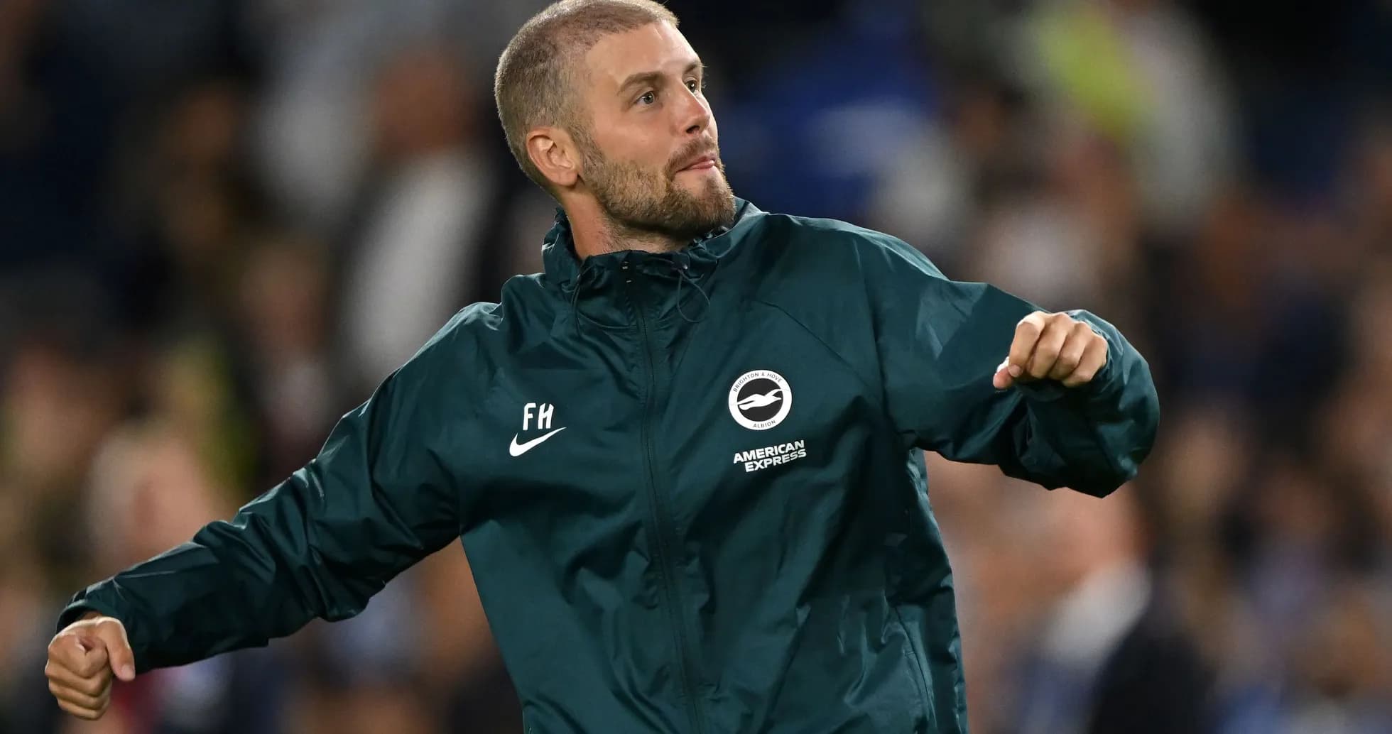 Entrenador de Brighton celebrando en el campo