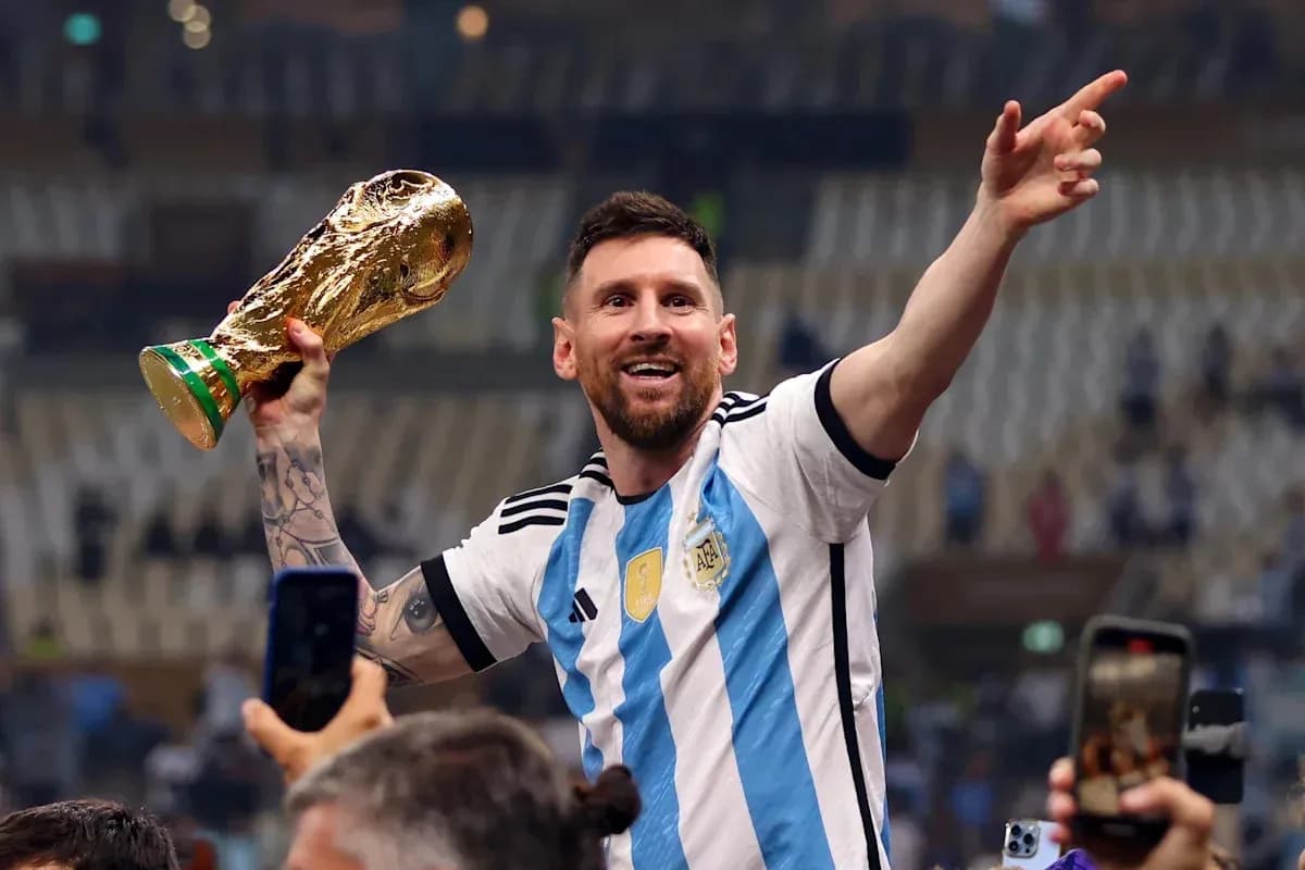 Jugador levantando la Copa del Mundo en celebración