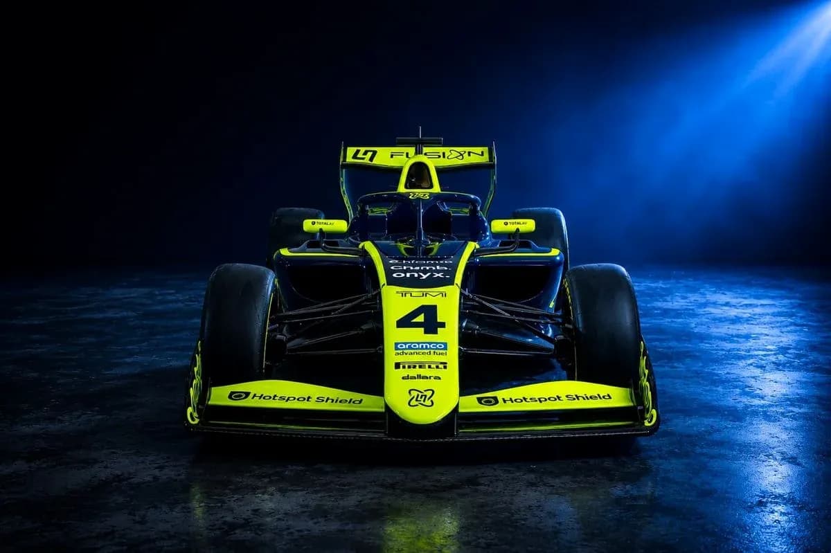 Coche de Fórmula 1 con diseño amarillo y negro