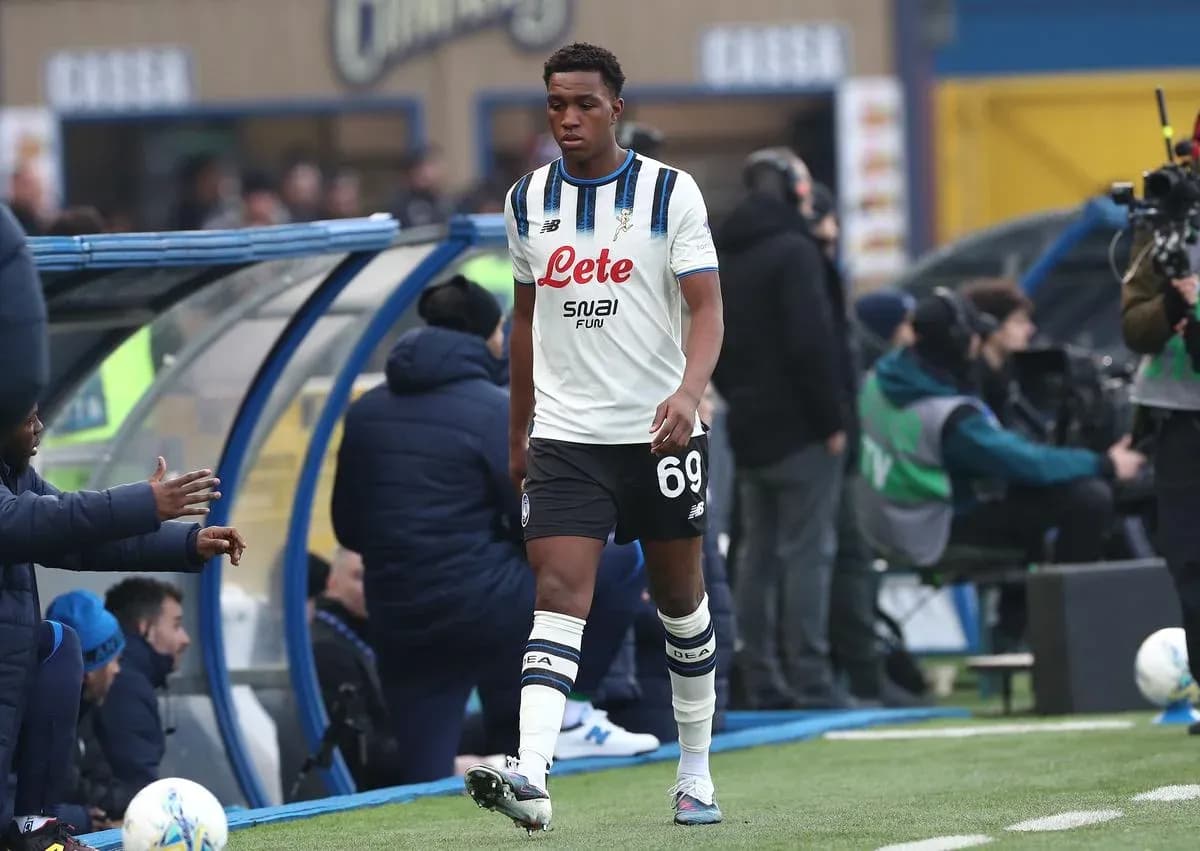 Jugador saliendo del campo durante el partido