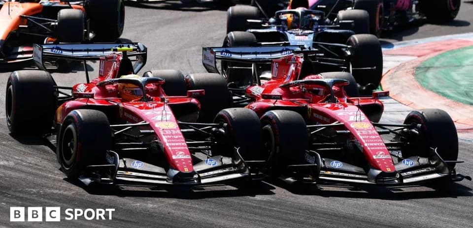 Dos coches de Ferrari compitiendo en una curva