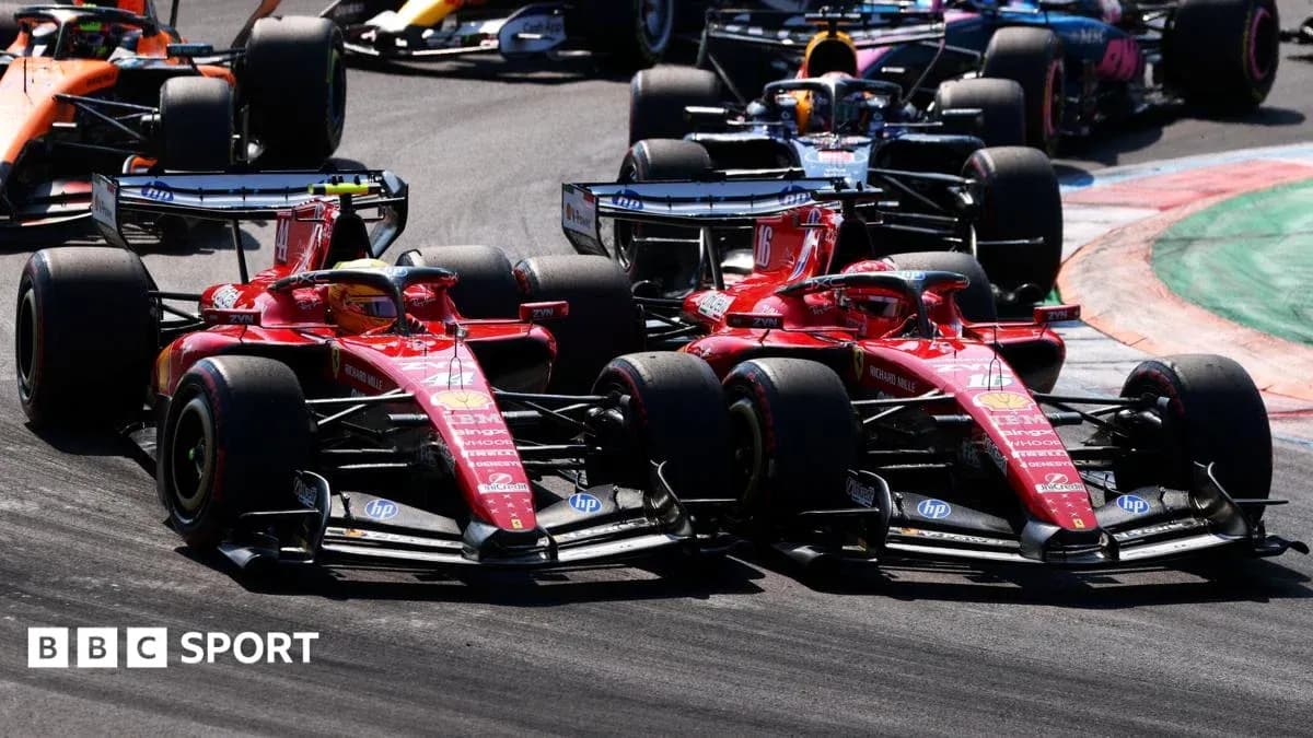 Dos coches de Ferrari compitiendo en una curva
