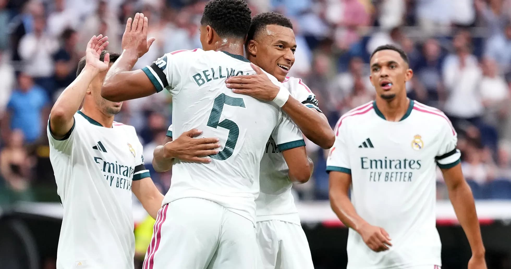 Jugadores del Real Madrid celebrando un gol juntos