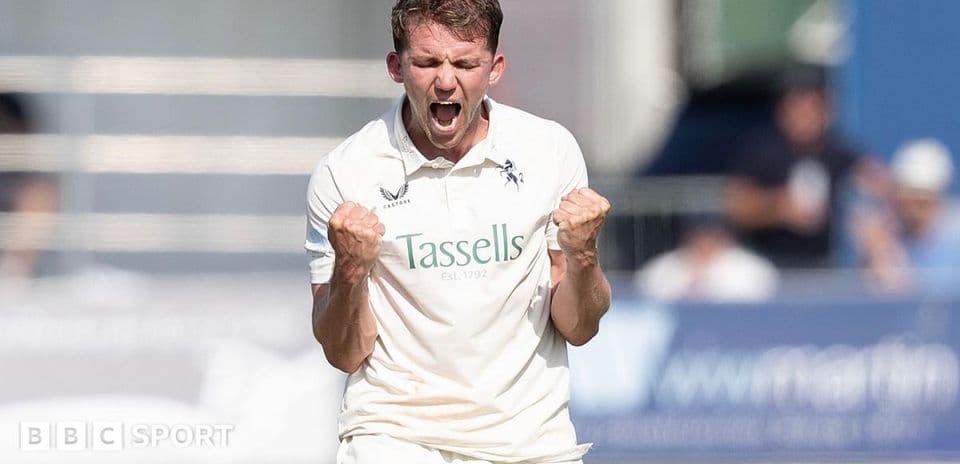 Jugador de cricket celebrando una wicket con entusiasmo