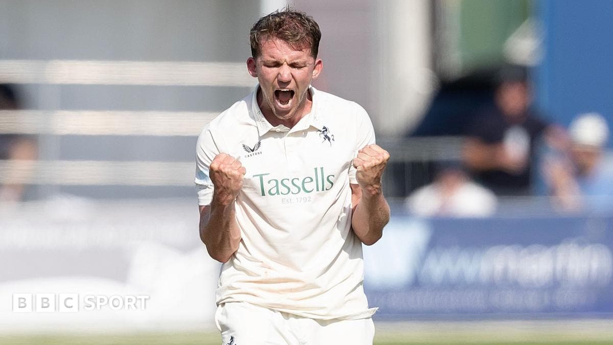 Jugador de cricket celebrando una wicket con entusiasmo