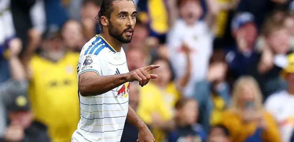 Jugador señalando hacia la afición en el estadio