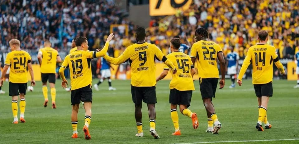 Jugadores de Borussia Dortmund celebrando en el campo