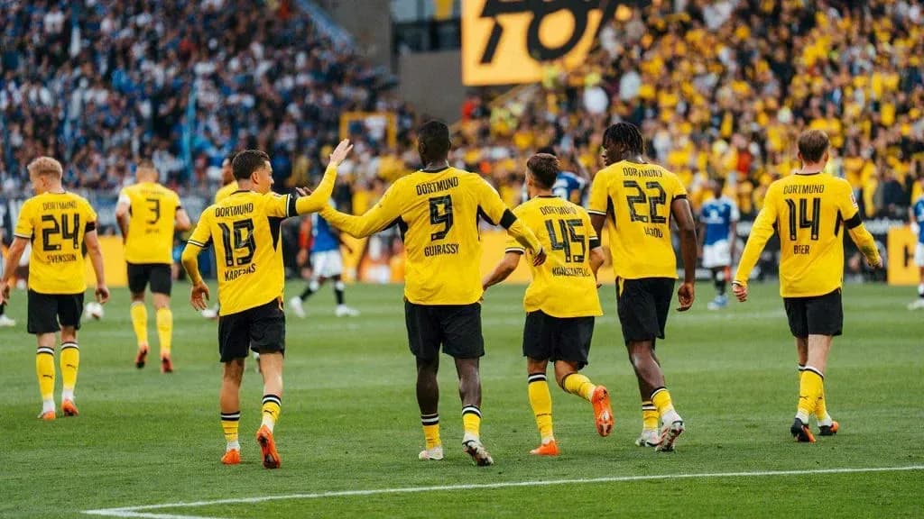 Jugadores de Borussia Dortmund celebrando en el campo