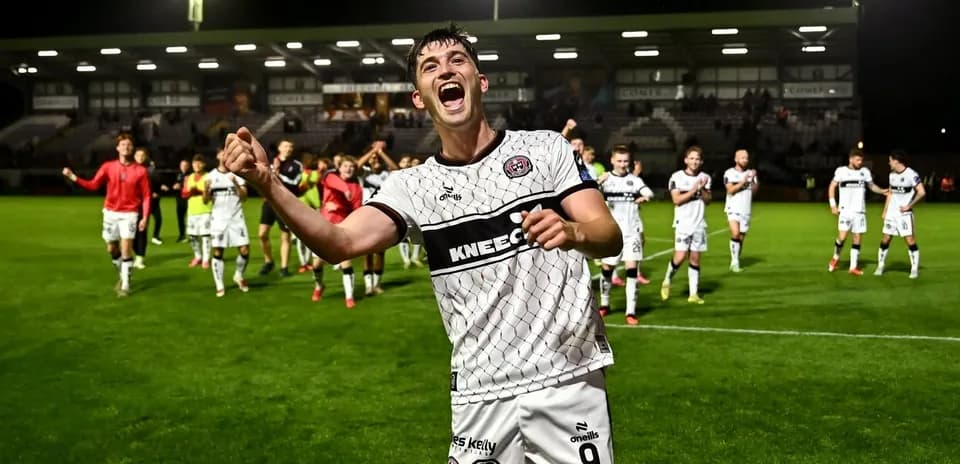 Jugador celebrando con compañeros tras victoria en el campo