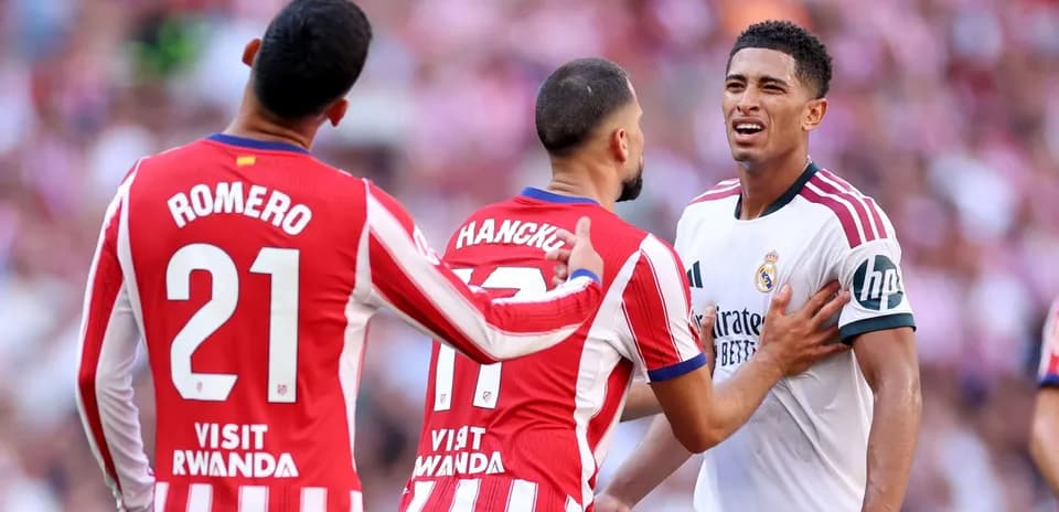 Jugadores de Atlético de Madrid discutiendo con jugador del Real Madrid