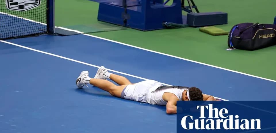 Jugador de tenis tendido en la pista tras el partido