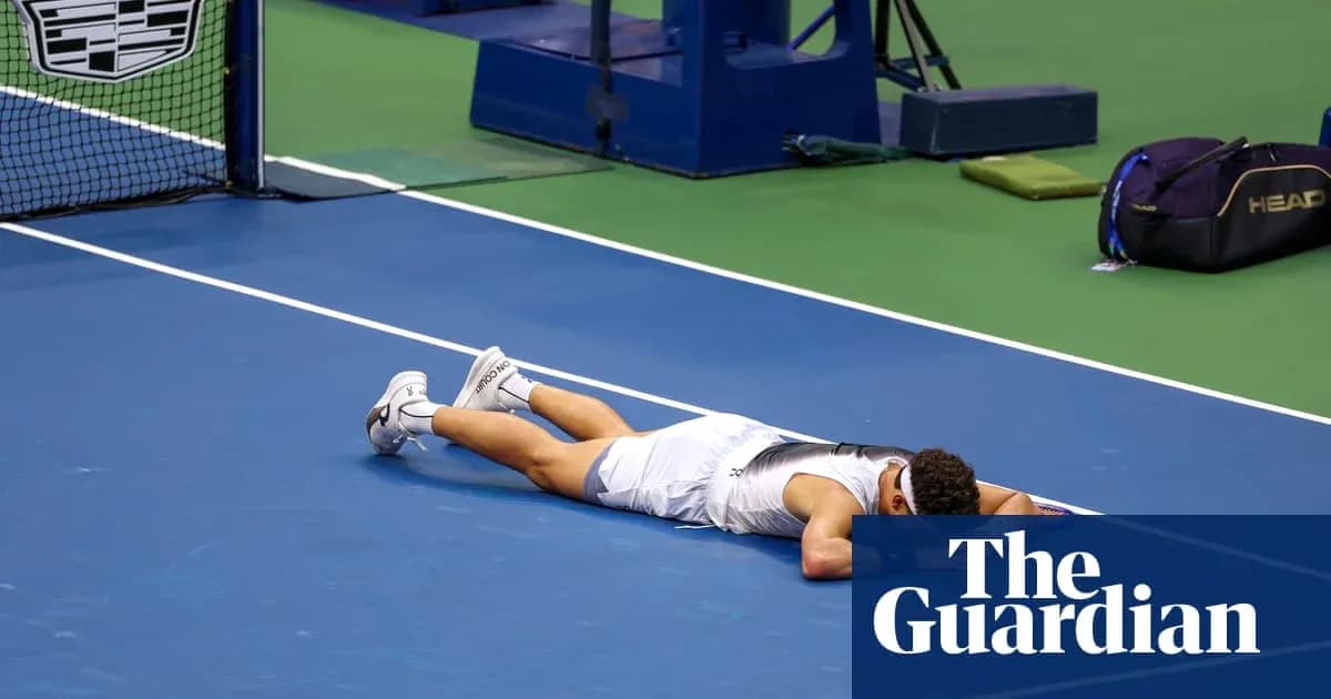 Jugador de tenis tendido en la pista tras el partido