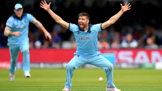 Jugador de Inglaterra celebrando una wicket en cricket