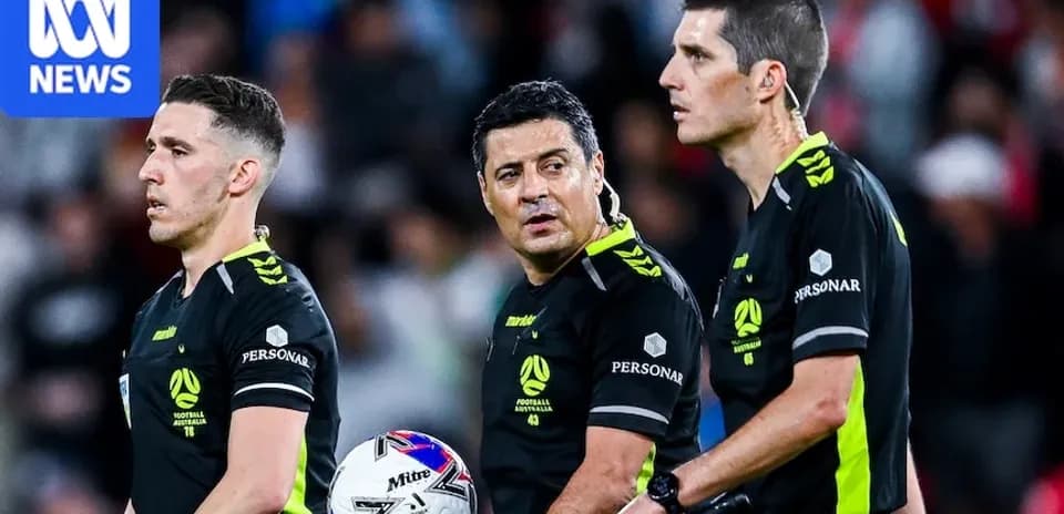 Tres árbitros de fútbol en el campo de juego