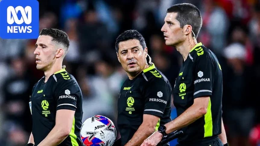 Tres árbitros de fútbol en el campo de juego