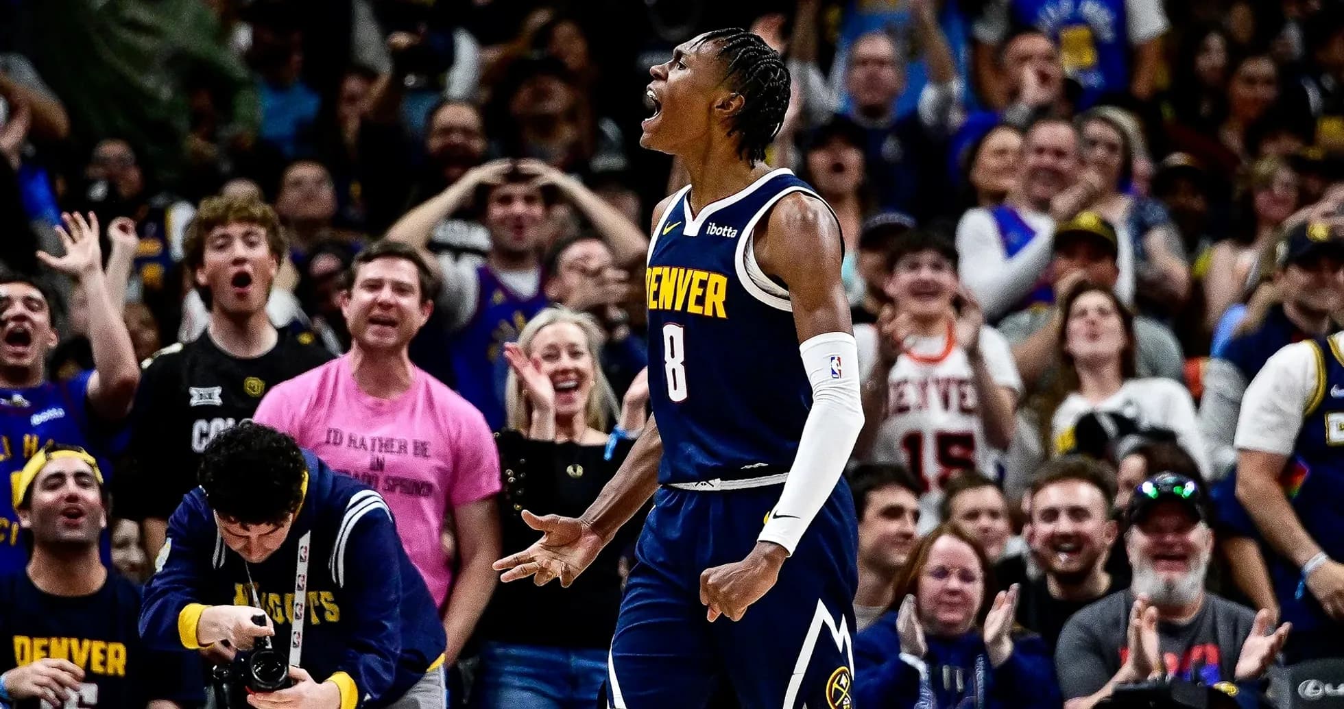 Jugador de Denver celebrando en un partido de baloncesto