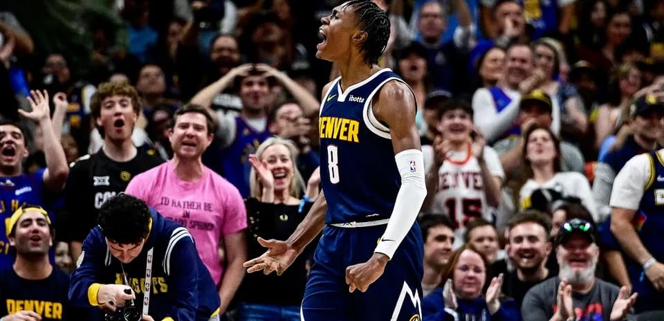 Jugador de Denver celebrando en un partido de baloncesto