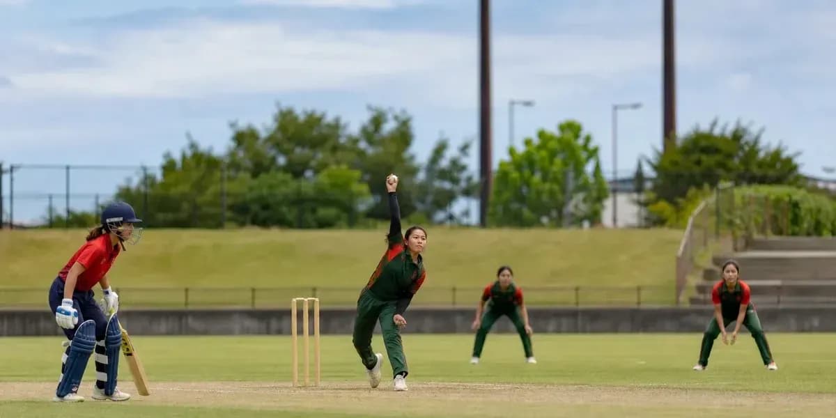 Jugadora lanzando la bola en partido de cricket