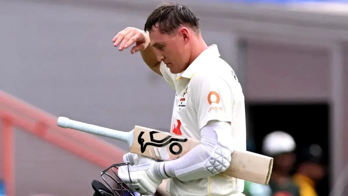 Jugador de cricket saliendo del campo tras anotar