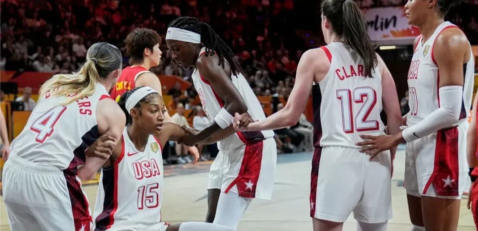 Jugadoras de baloncesto de USA en tiempo muerto