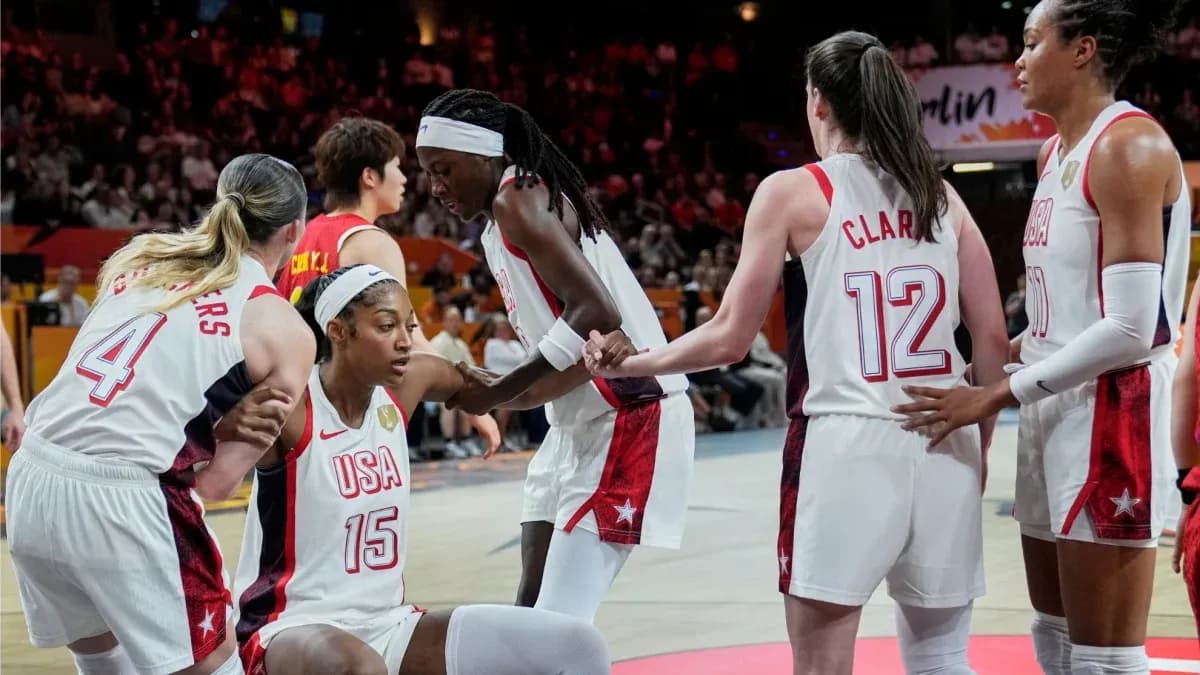 Jugadoras de baloncesto de USA en tiempo muerto