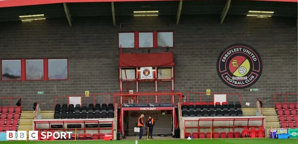 Estadio de Ebbsfleet United con personal en la entrada