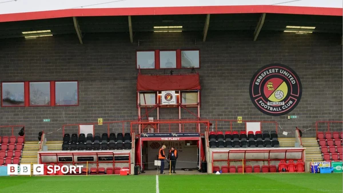 Estadio de Ebbsfleet United con personal en la entrada