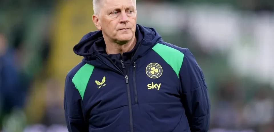 Entrenador en el campo antes del partido