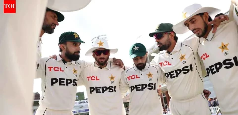 Jugadores de Pakistán en círculo durante reunión previa