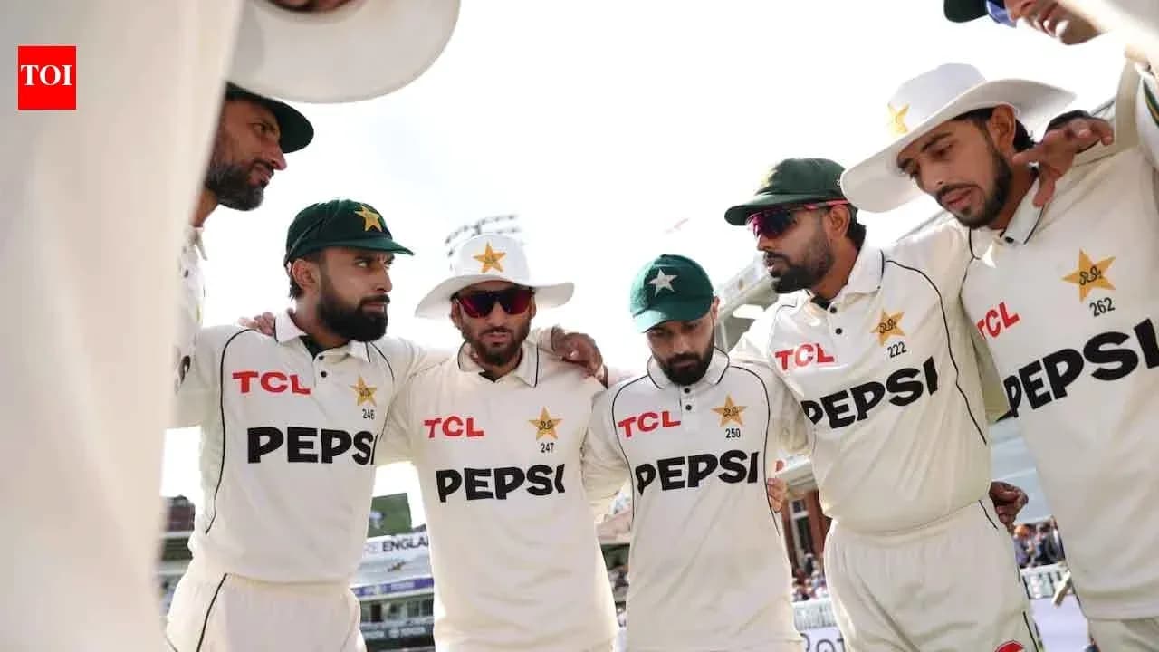 Jugadores de Pakistán en círculo durante reunión previa