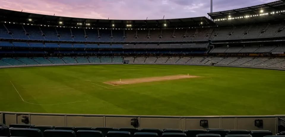 Campo de cricket vacío en estadio iluminado