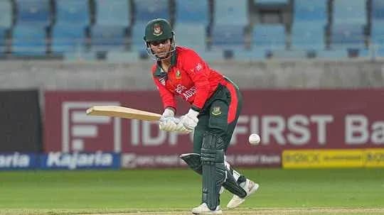 Bateador de Bangladesh golpeando la pelota en el juego