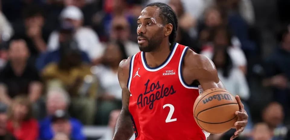 Jugador driblando el balón en partido de baloncesto
