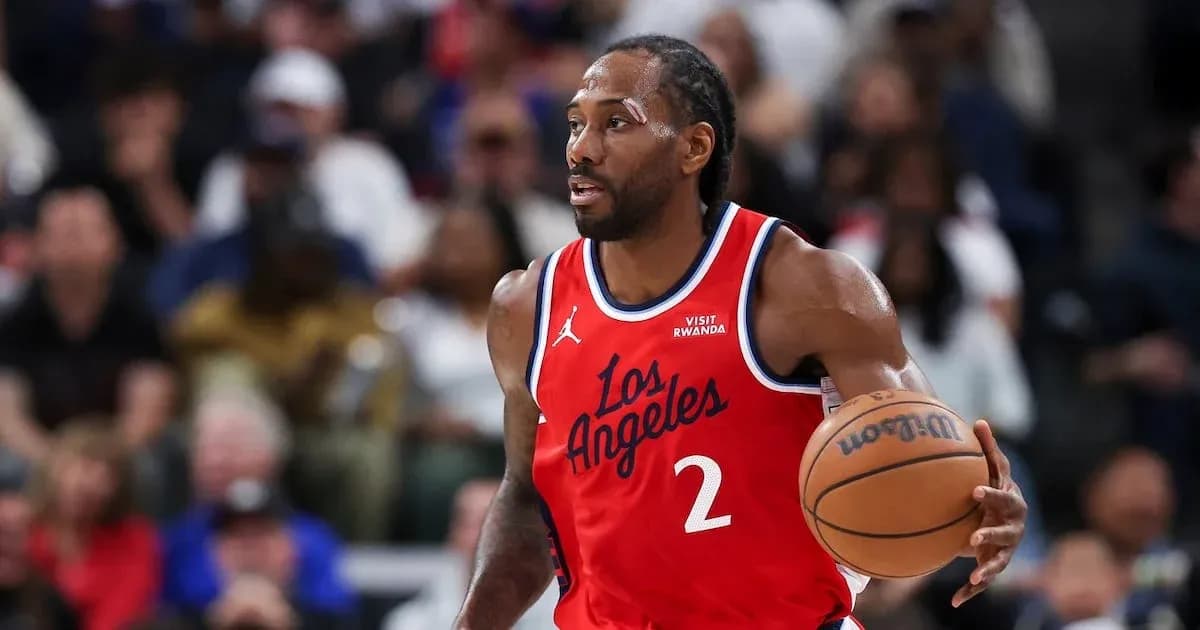 Jugador driblando el balón en partido de baloncesto