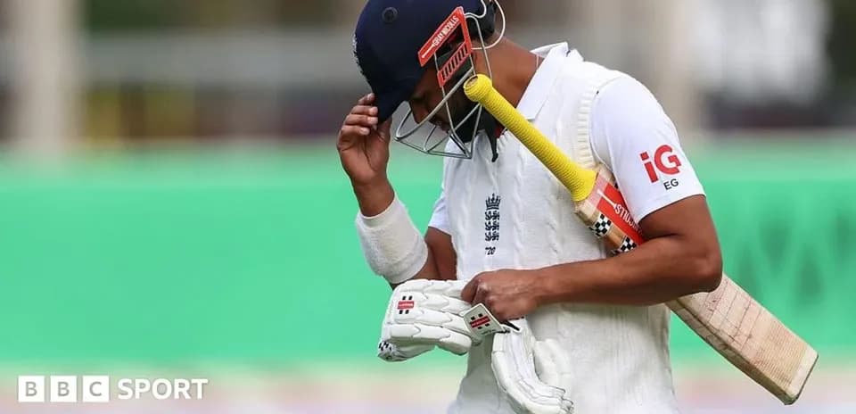 Jugador de cricket caminando cabizbajo con bate