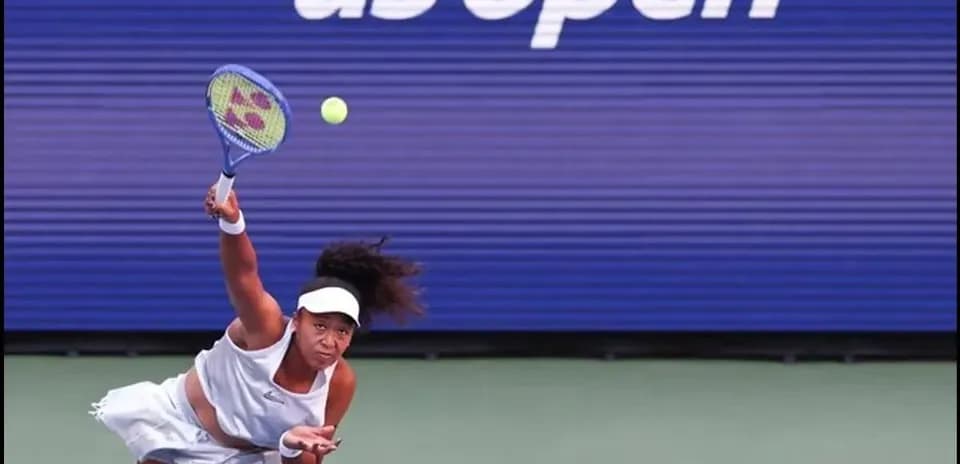 Jugadora sirviendo en el US Open