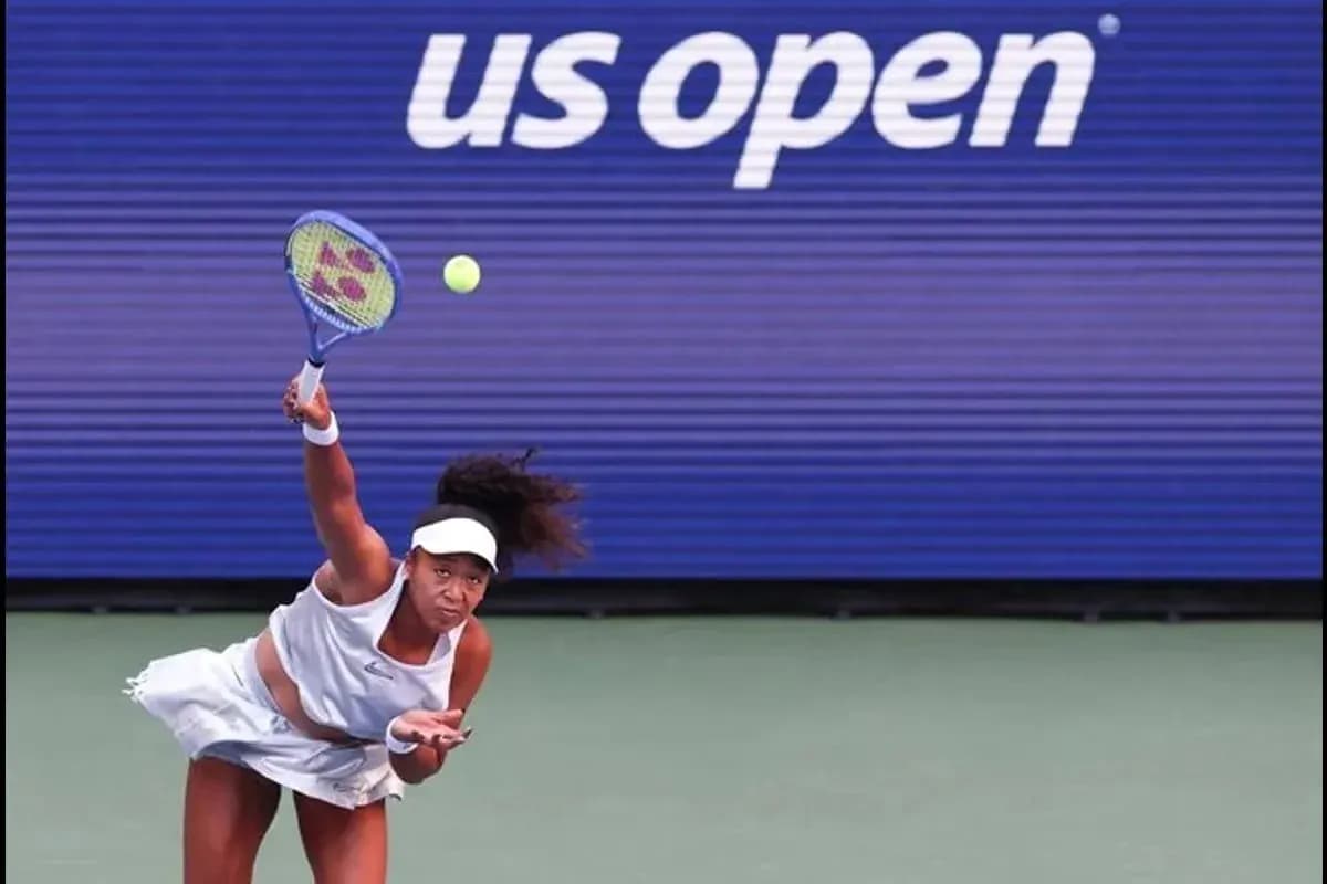 Jugadora sirviendo en el US Open